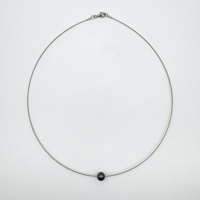 Contemporary 9ct white gold necklace with black pearl fixed in centre