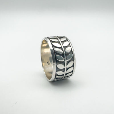 Sterling silver fidget-style ring with raised leaf engraving
