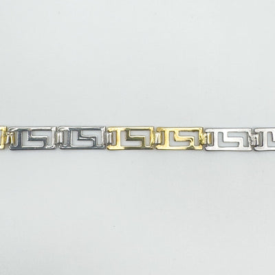 Detailed view of alternating gold and silver Greek Key links