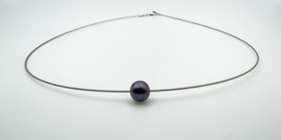 Contemporary 9ct white gold necklace with central black pearl pendant