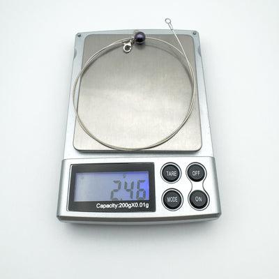 Black pearl necklace in 9ct white gold weighing approximately 2.4 grams
