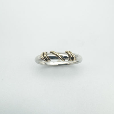Top view of 9ct gold twisted wire detail on silver band ring
