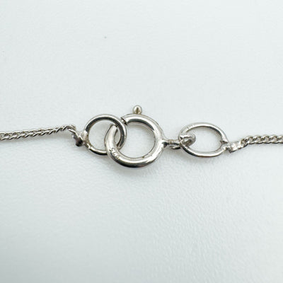  Close-up of the necklace’s spring clasp stamped 925.