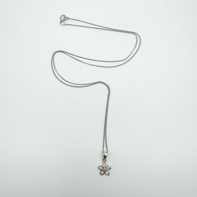  Full view of the sterling silver flower pendant necklace.