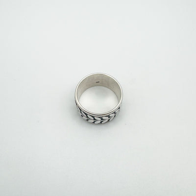 Top view of sterling silver band ring with rotating leaf design