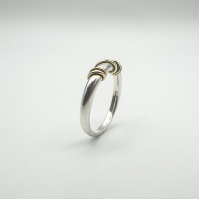 Side profile of twisted 9ct gold and silver ring hallmarked 925